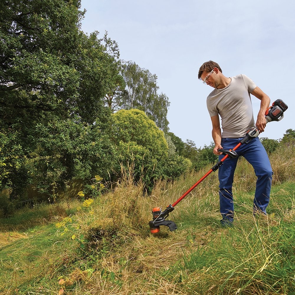 Black decker триммер электрический леска. Аккумуляторный триммер Блэк Деккер. Триммер аккумуляторный Black+Decker stc1820cm колесный. Триммер 33. Мужчина с триммером.