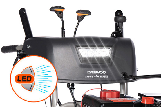 Яркая LED фара обеспечивает освещение рабочей зоны перед снегоуборщиком, помогая работать в темное время суток.